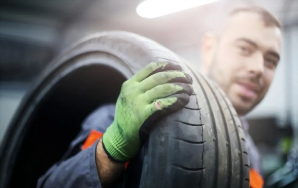Mercedes-Benz-car-has-flat-tyre-in-London.jpg